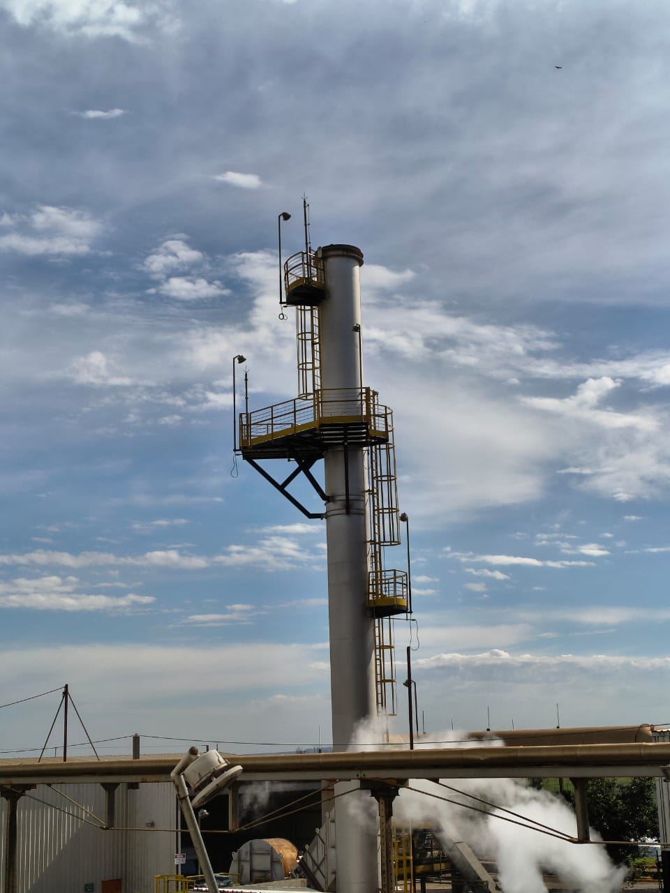 Estrutura industrial elevada com mastro de captação no topo