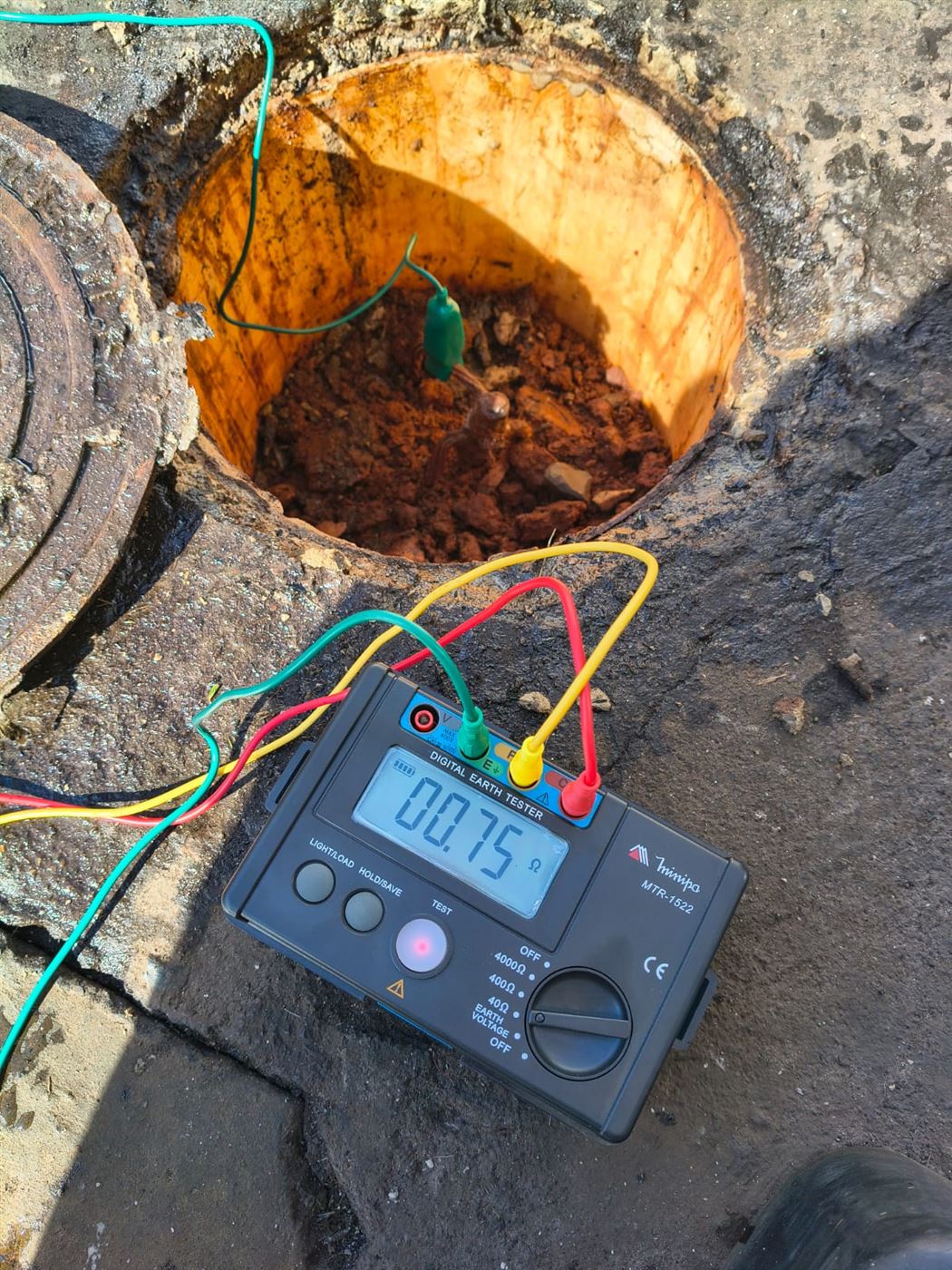 Terrômetro digital em medição de resistência de aterramento